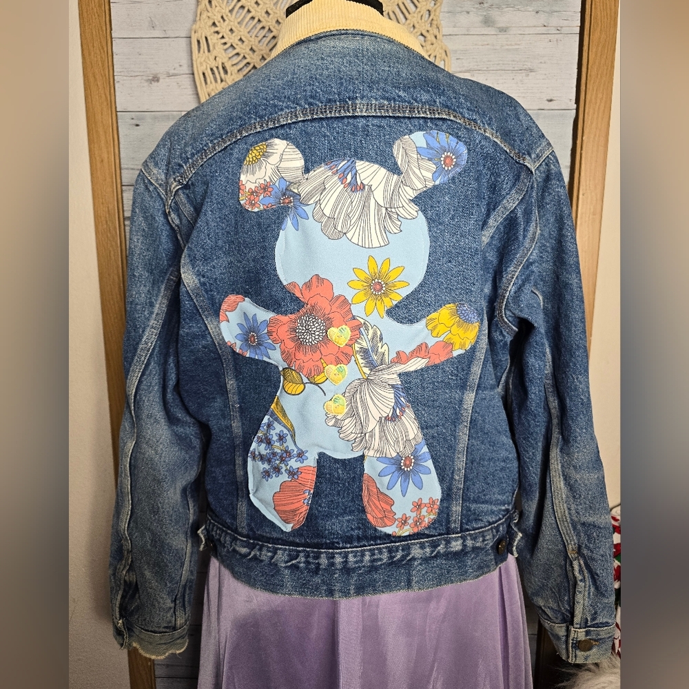Vtg 1989 Carhartt Denim Trucker Style Jacket with Floral Bear Design